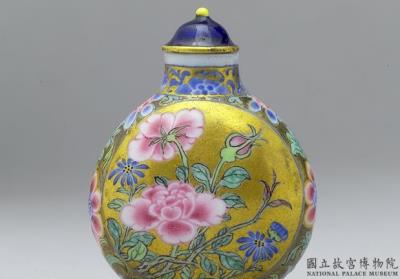图片[2]-Glass-body painted enamel snuff bottle with a floral design on a gold background, Qing dynasty, Qianlong reign (1736-1795)-China Archive